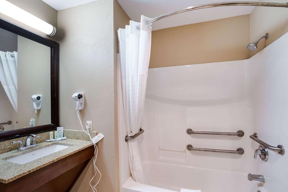 Quality Inn I-70 Near Kansas Speedway photo 27