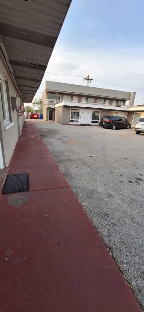Rainbow Motel photo 30