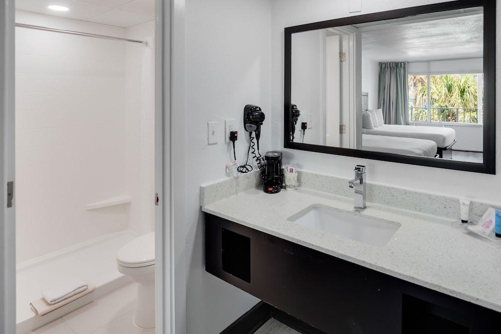 Blu Atlantic Oceanfront Hotel & Suites photo 45