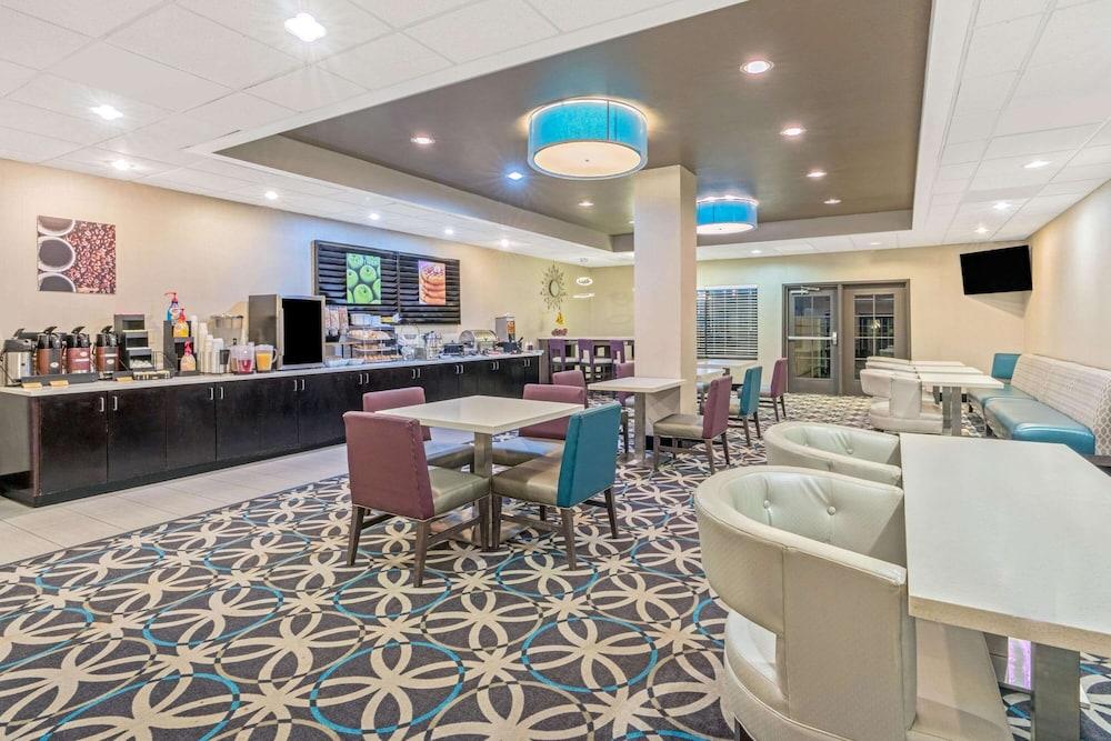La Quinta Inn & Suites by Wyndham Oklahoma City -Yukon photo 26