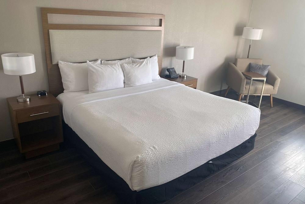 La Quinta Inn & Suites by Wyndham Ft Lauderdale Cypress Cr photo 21