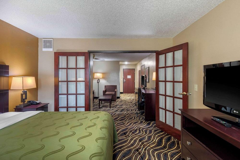 Quality Suites Addison - Dallas photo 44