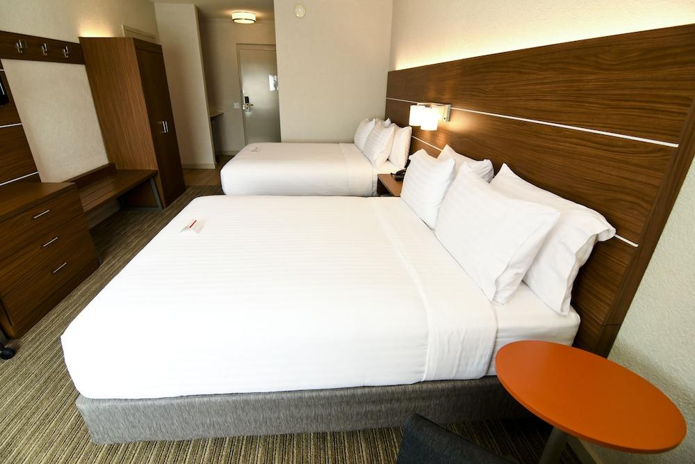 Holiday Inn Express Hotel & Stes Port Clinton-Catawba Island by IHG photo 35