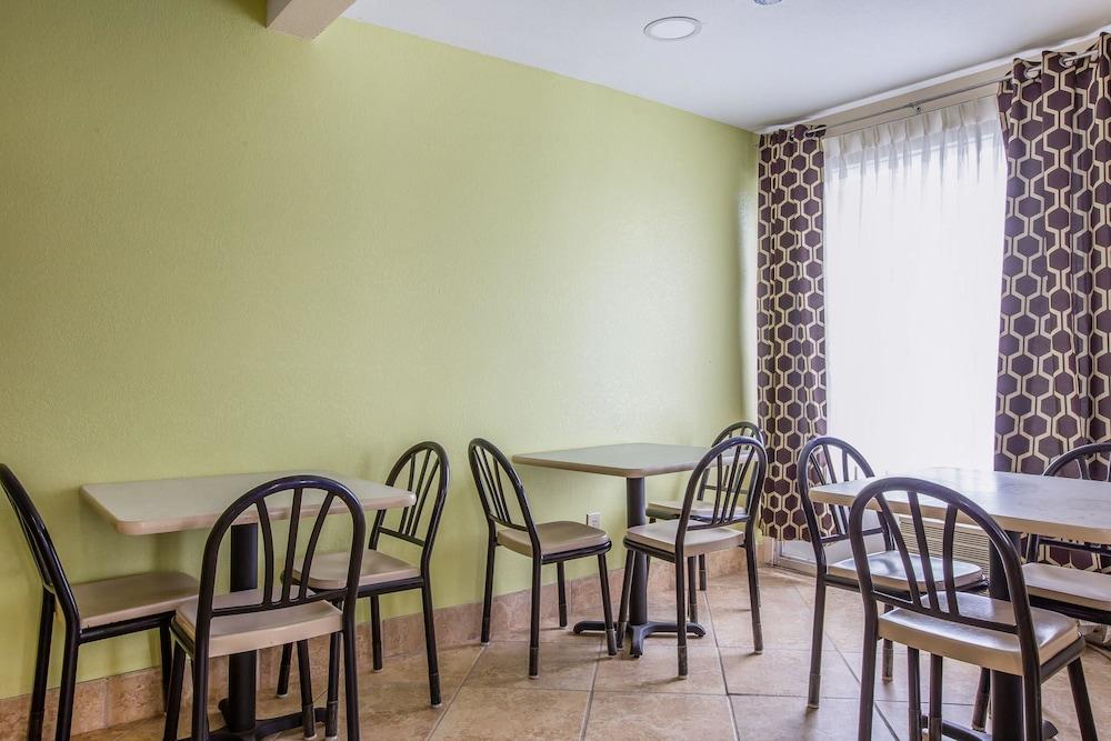 Rodeway Inn Laurens photo 15