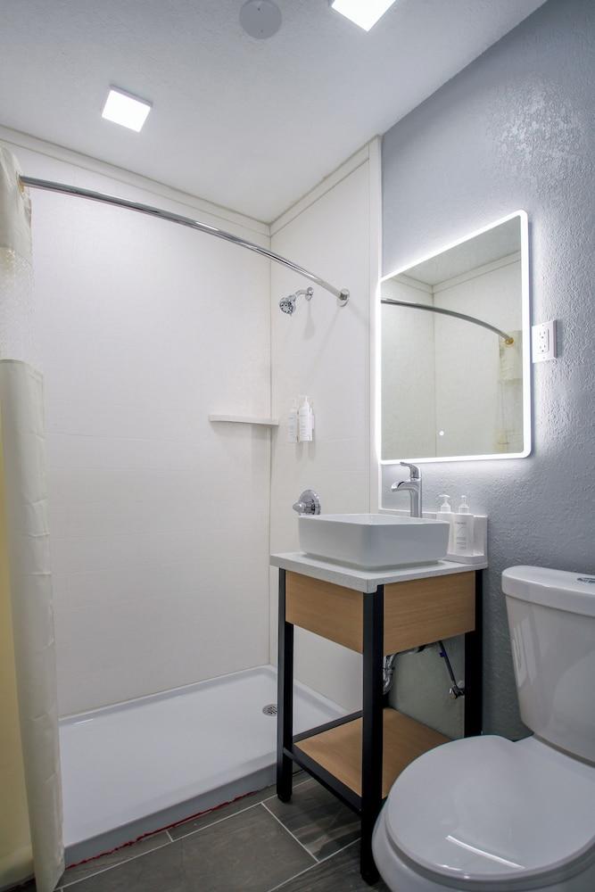Pacific Inn & Suites photo 2
