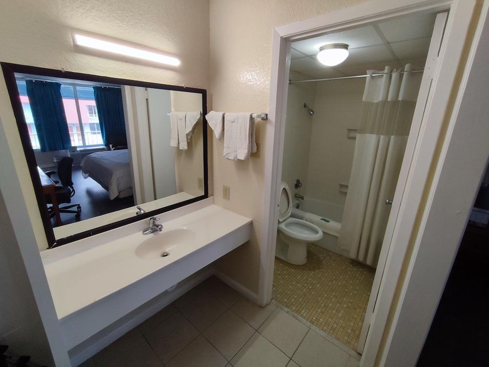 Clover Inn & Suites photo 19