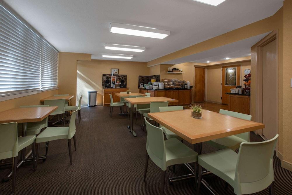 La Quinta Inn & Suites by Wyndham Deerfield Beach I-95 photo 15