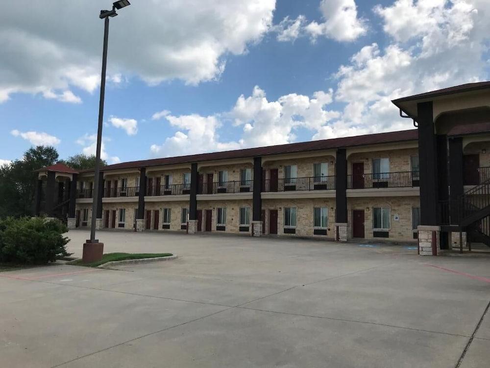 Executive Inn & Suites photo 15