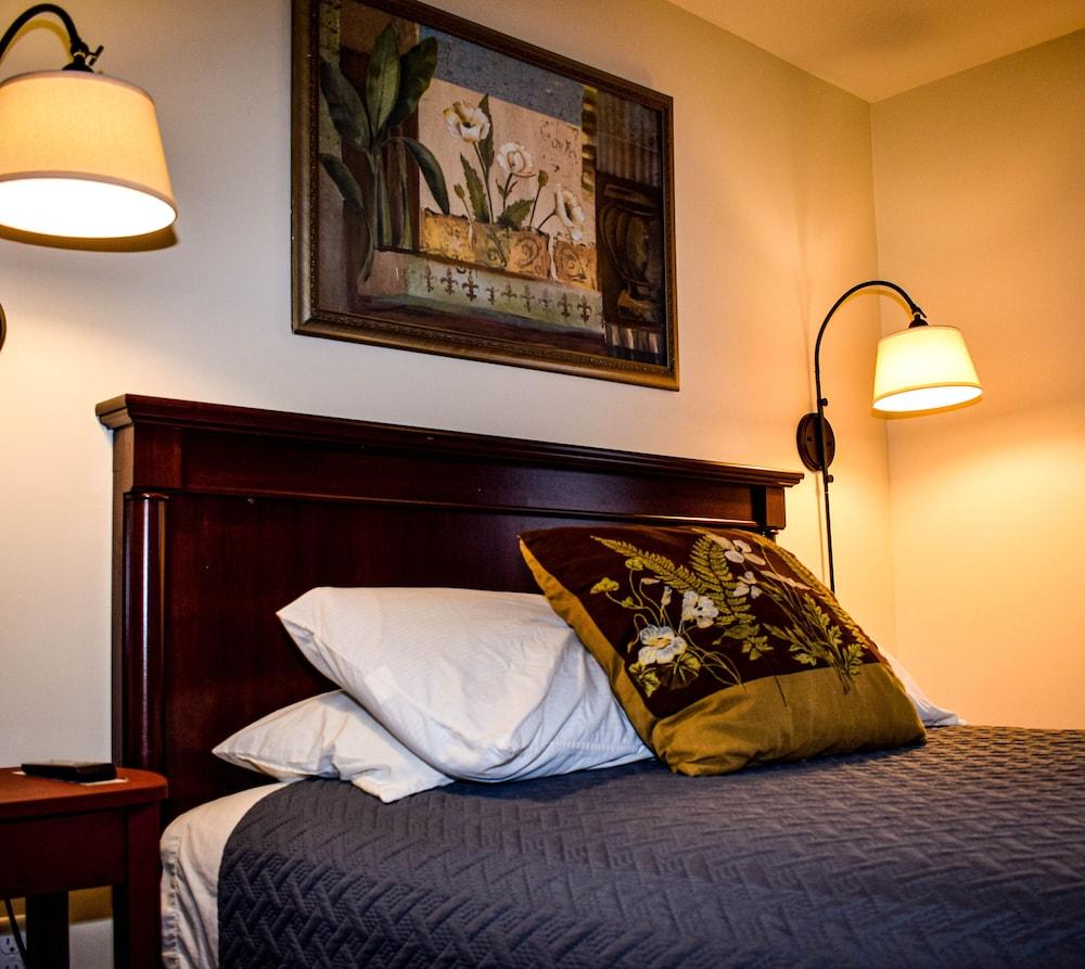 The Whitetail and Suites photo 6