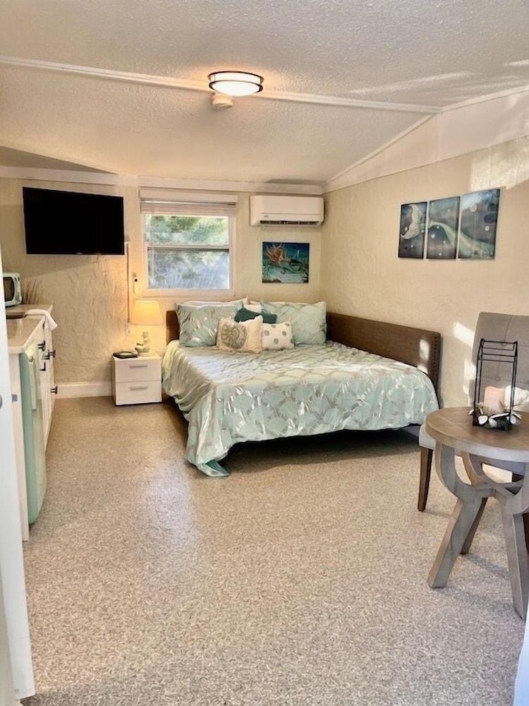 Neptune's Grotto Waterfront Retreat photo 6