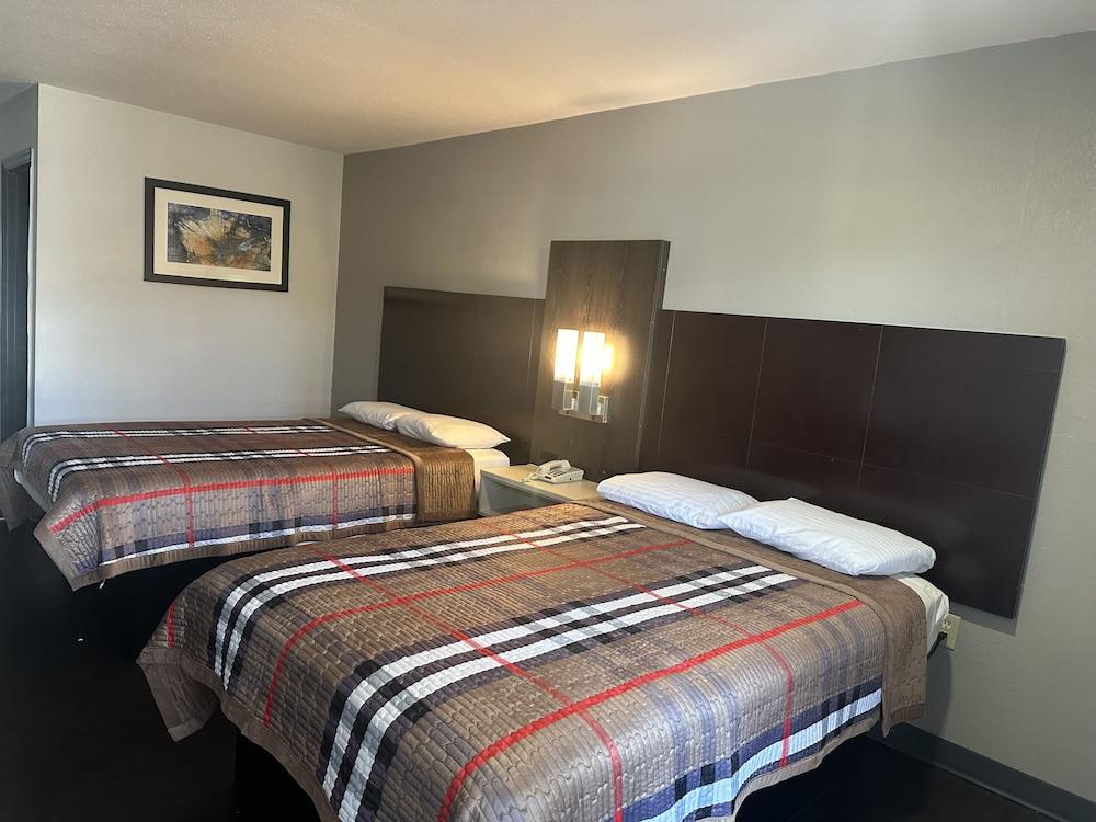 Deluxe INN  Augusta photo 1