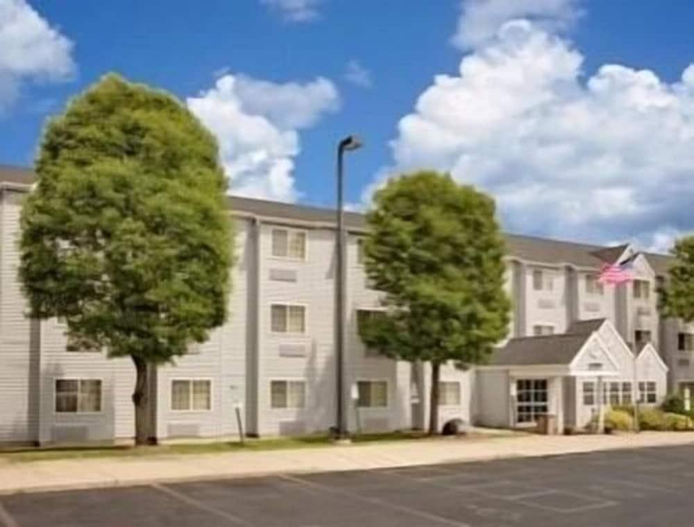 Microtel Inn & Suites by Wyndham Madison East photo 1