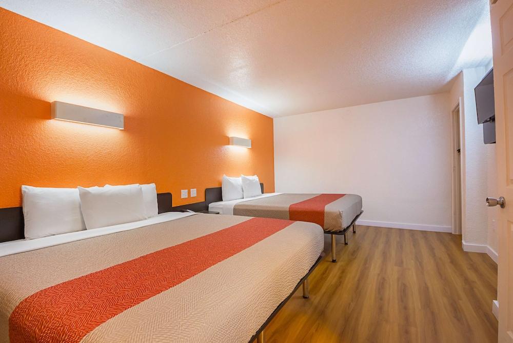 Motel 6 Garland, TX - Northeast Dallas photo 16