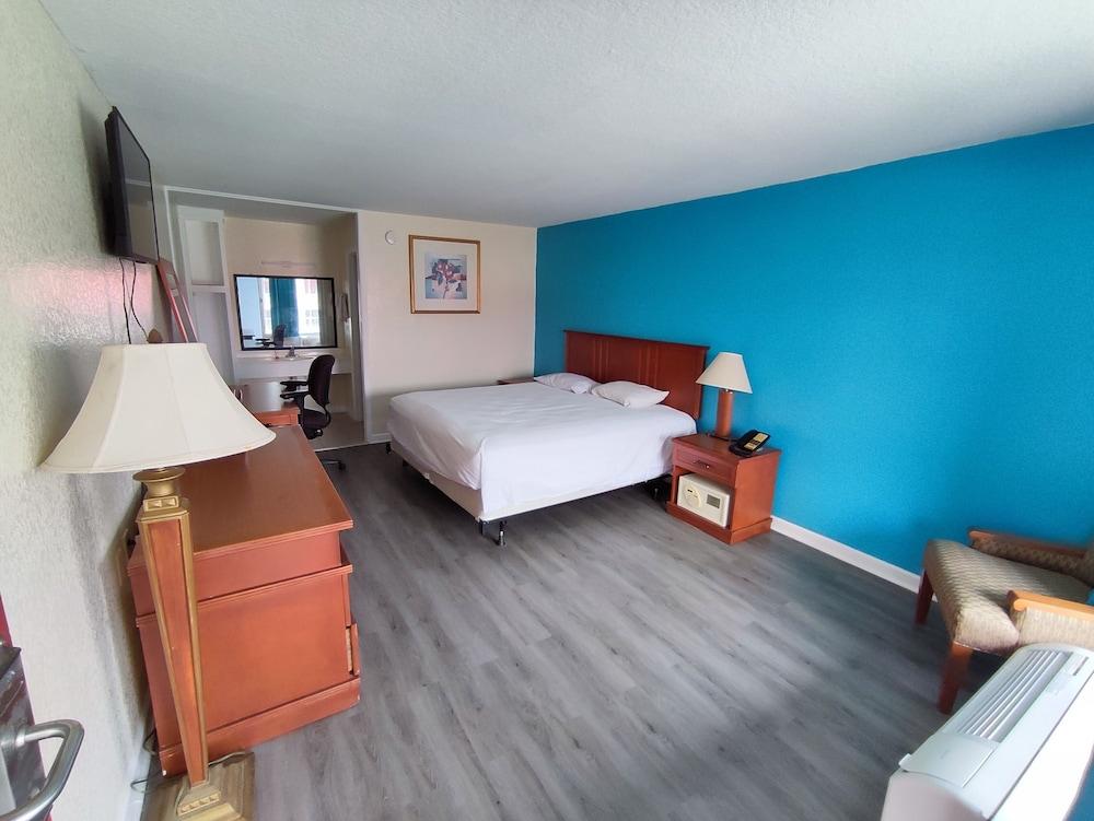 Clover Inn & Suites photo 8
