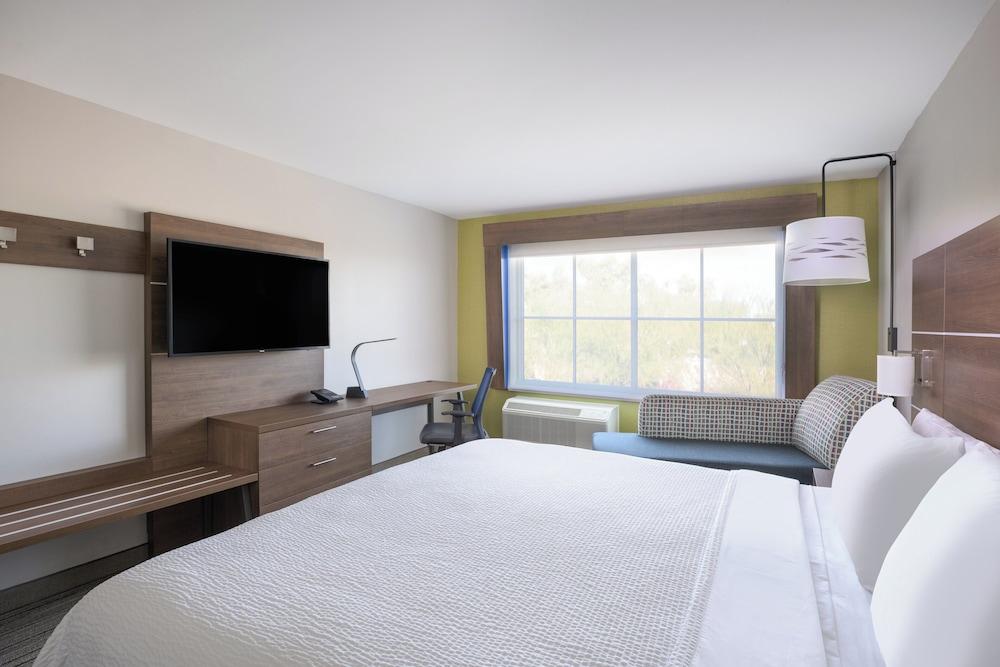 Holiday Inn Express & Suites Phoenix East - Gilbert by IHG photo 17