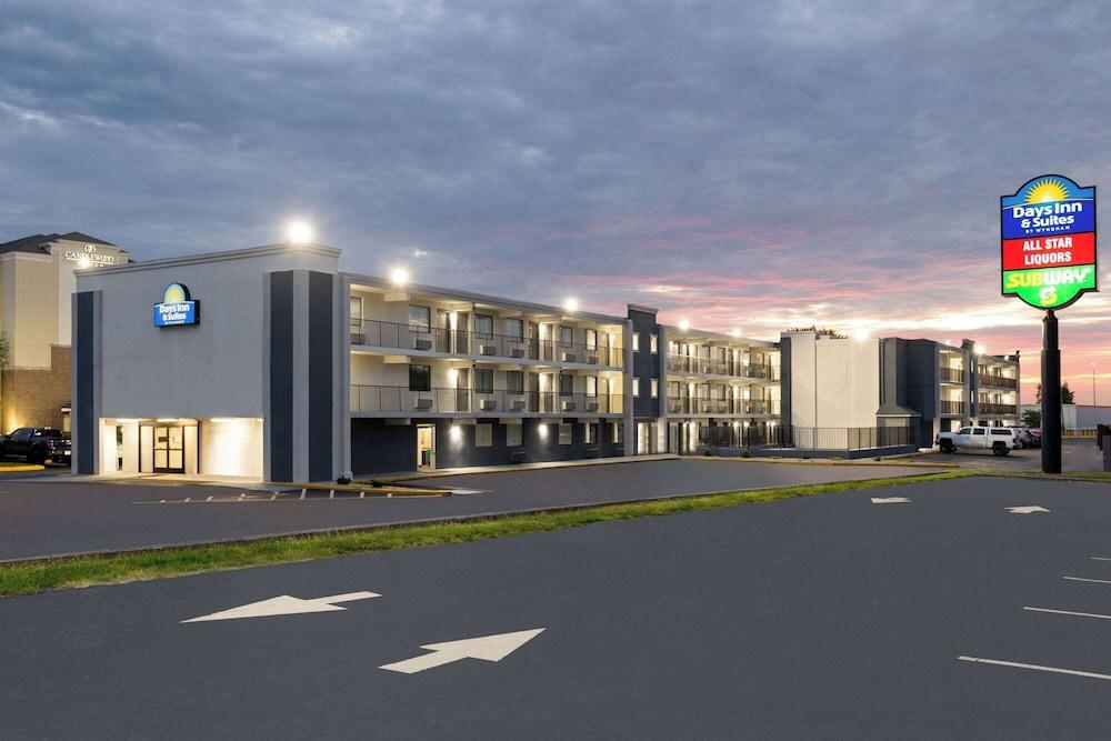 Days Inn & Suites by Wyndham Indianapolis Airport East photo 33