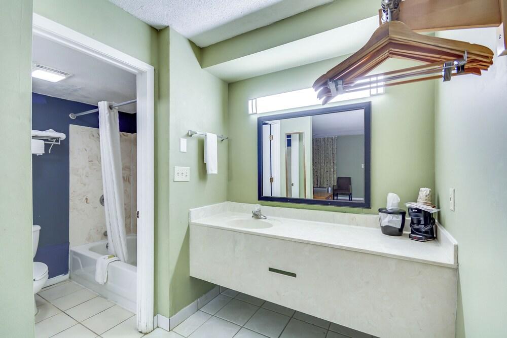 Hometown INN photo 30