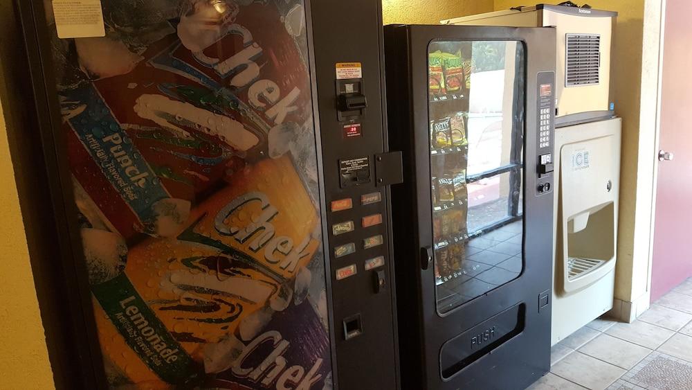 Econo Lodge Tampa near Busch Gardens photo 8