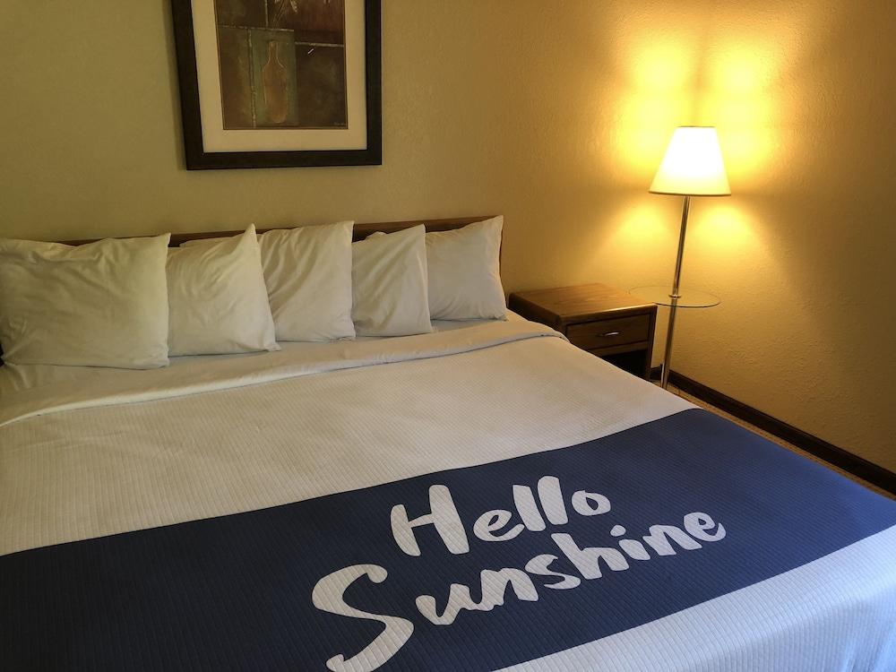Days Inn by Wyndham Iron Mountain photo 8