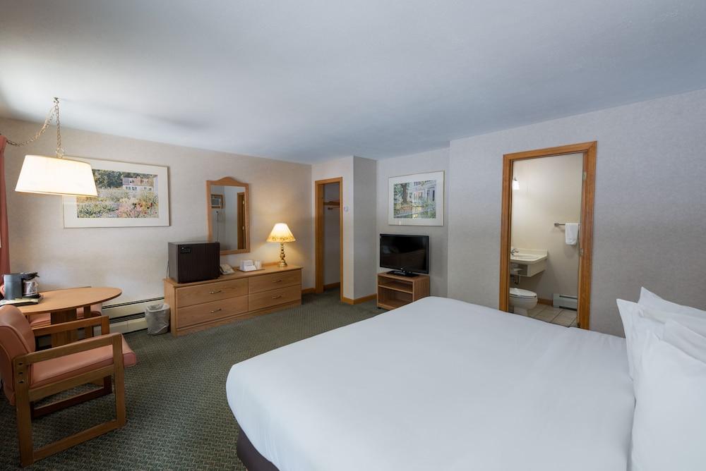 Adirondack Retreat Inn & Suites photo 68