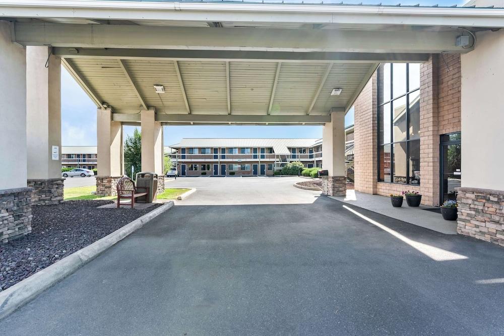 Americas Best Value Inn Yakima photo 2