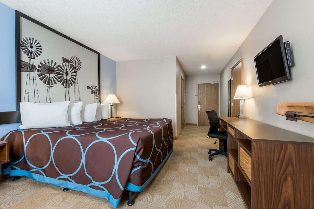 Super 8 by Wyndham Beloit KS photo 3