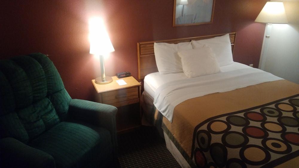 Wautoma Inn by OYO Near Airport WI 73 photo 11