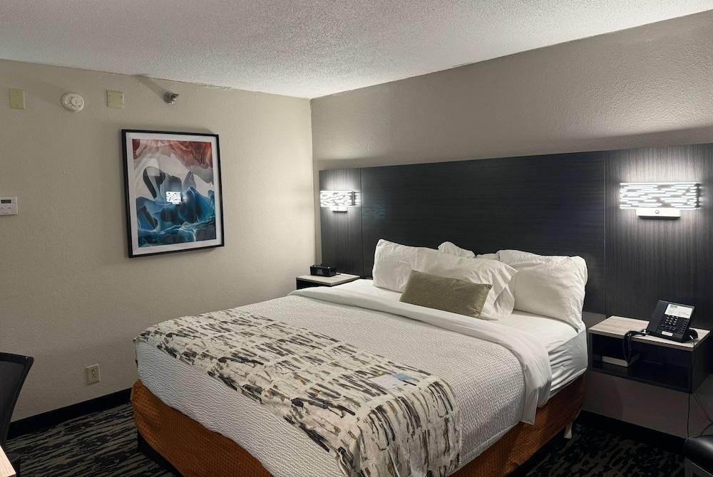Wingate by Wyndham Dayton North photo 16