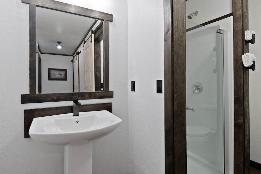 Lake Village Lodge photo 36