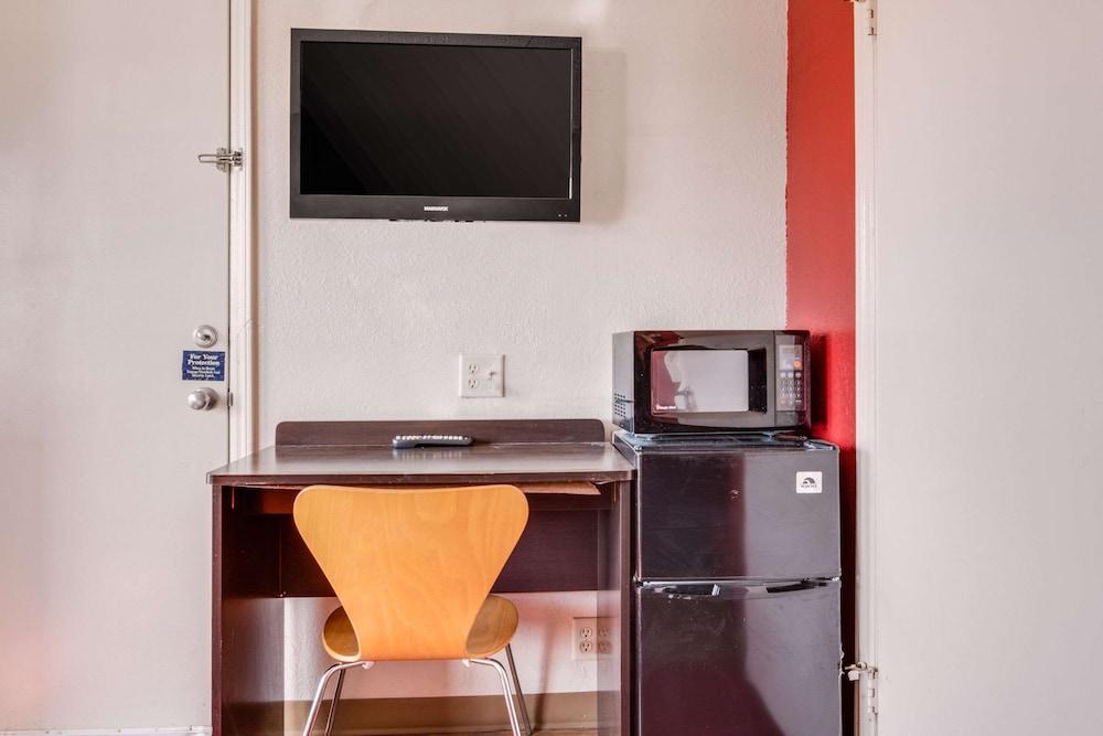 Econo Lodge Inn & Suites photo 15