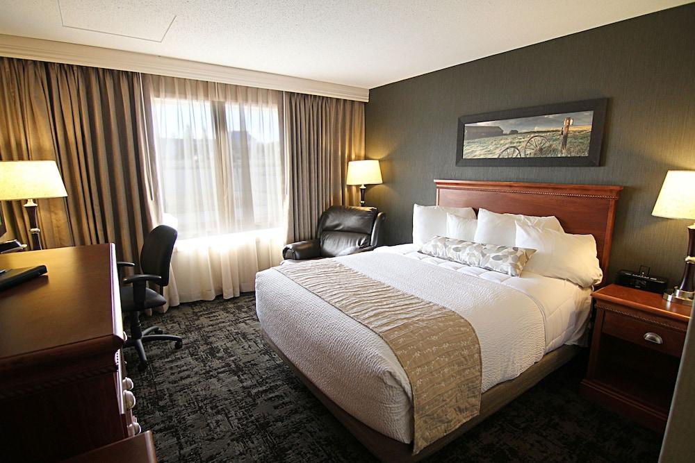C'mon Inn Hotel & Suites photo 8