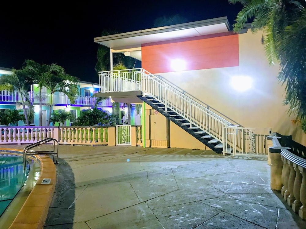 Tropical Inn & Suites photo 19