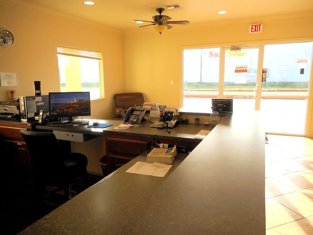 Crossroads Inn & Suites photo 22