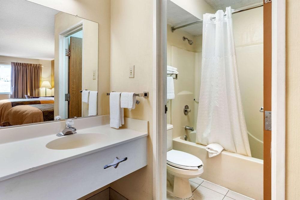 Econo Lodge Inn & Suites Southeast photo 13