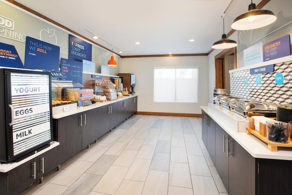 Holiday Inn Express & Suites Buffalo by IHG photo 49
