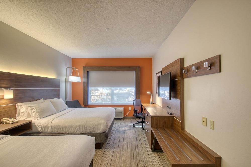 Holiday Inn Express Hotel & Suites Oshkosh by IHG photo 9