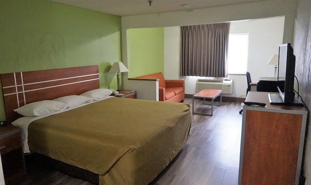 Econo Lodge Inn & Suites Pekin - Peoria Area photo 13