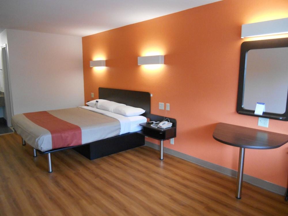 Motel 6 San Antonio, TX - South WW White Rd photo 10