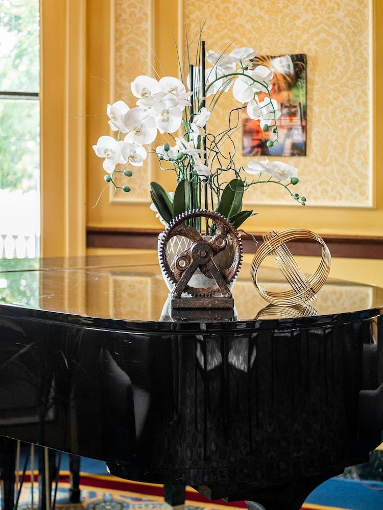 The Lafayette A grand Riverboat Era Hotel photo 6