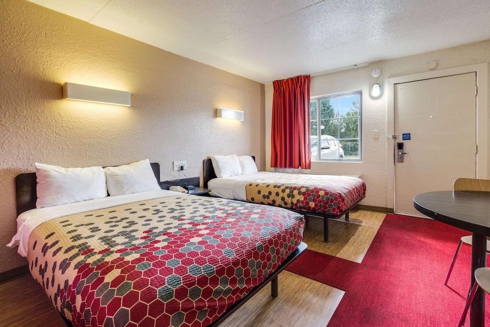 Econo Lodge Inn & Suites photo 26