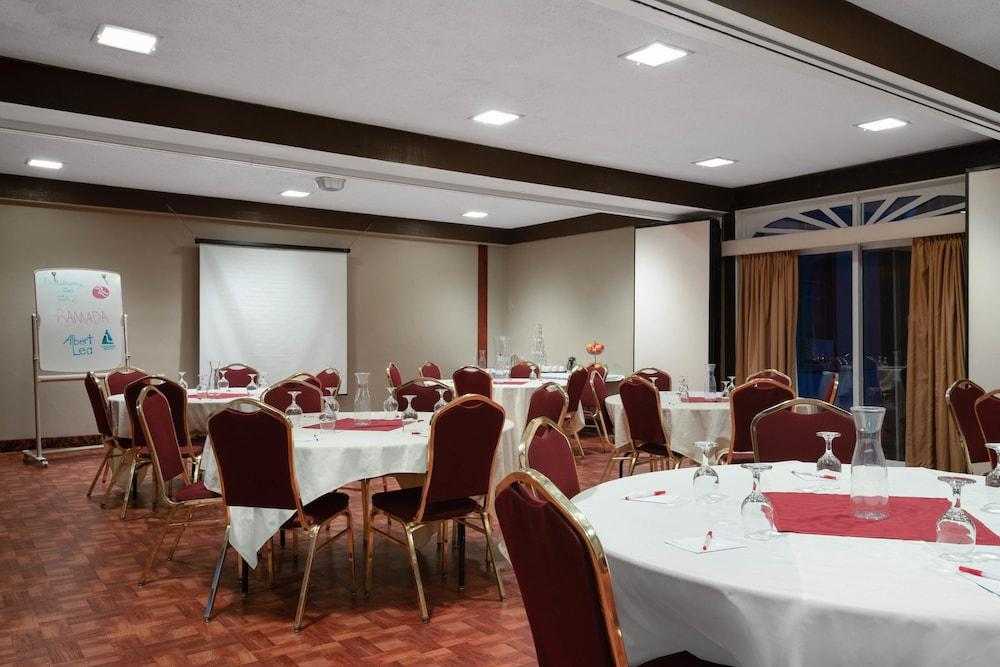 Ramada by Wyndham Albert Lea photo 46