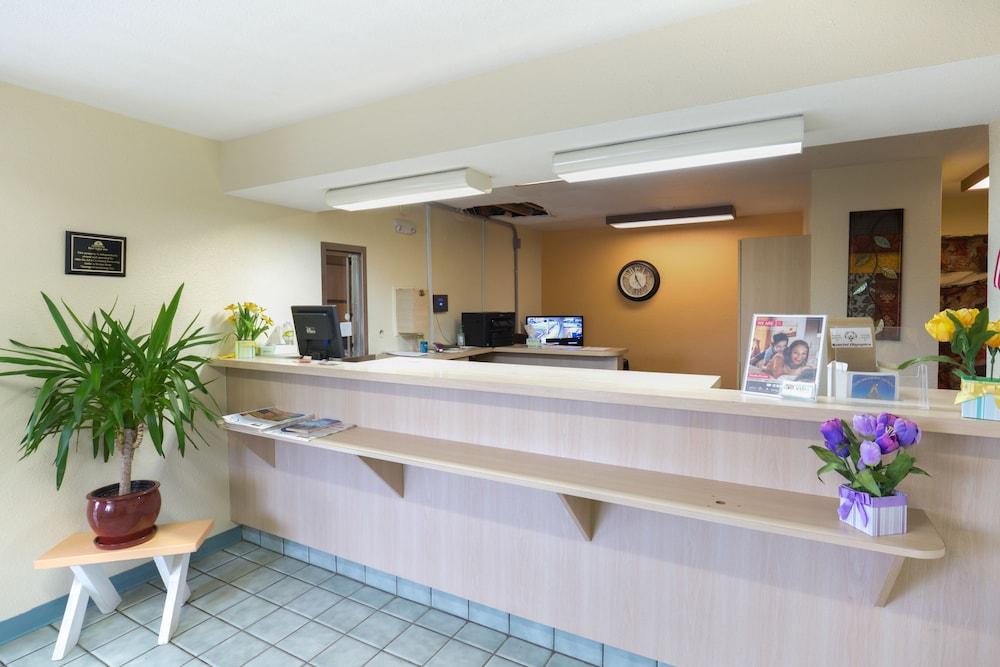 Days Inn by Wyndham New Philadelphia photo 3