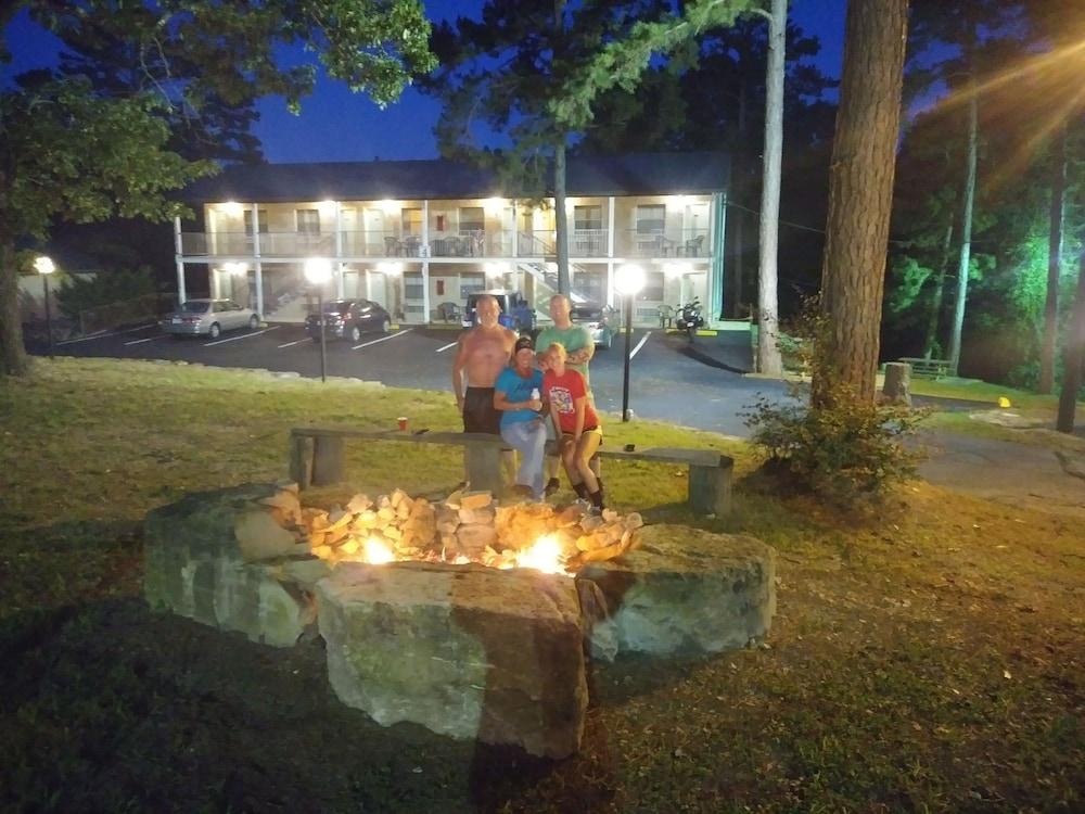 Travelers Inn photo 34