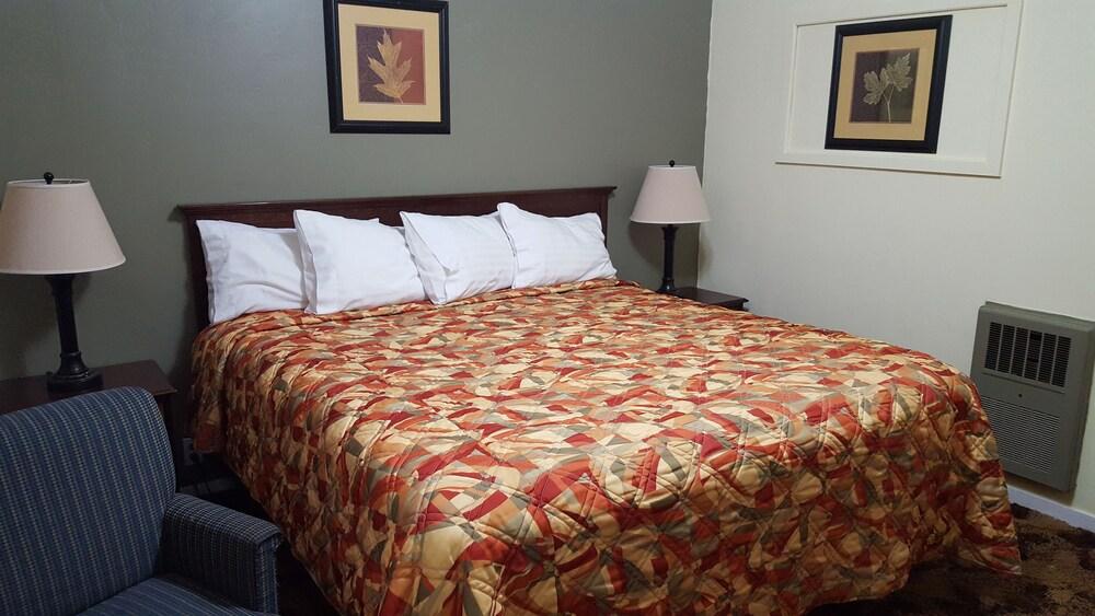 Colonial West Motel photo 3