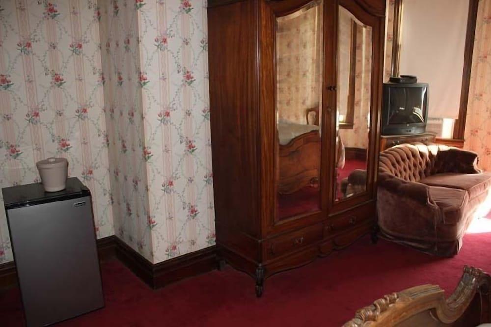 Irwin Street Inn photo 5