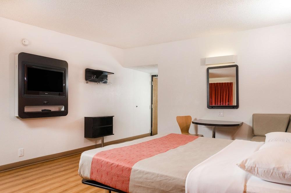 Ramada by Wyndham Merced photo 14