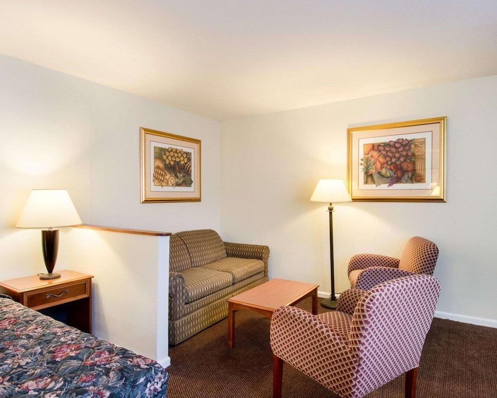 Econo Lodge Inn & Suites photo 22