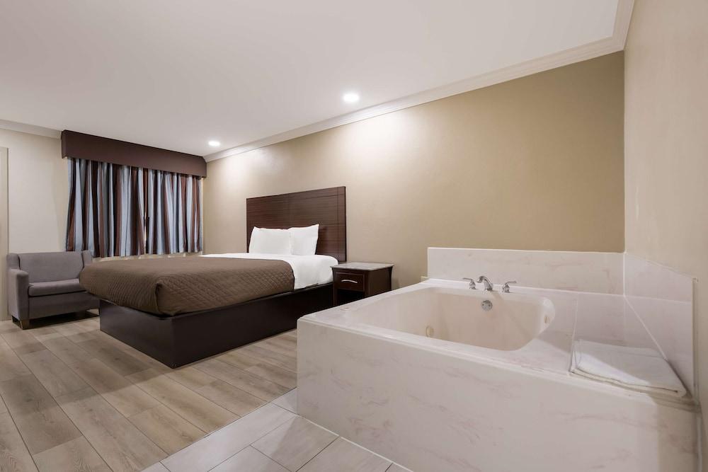 Americas Best Value Inn Houston Heights at I-45 photo 27