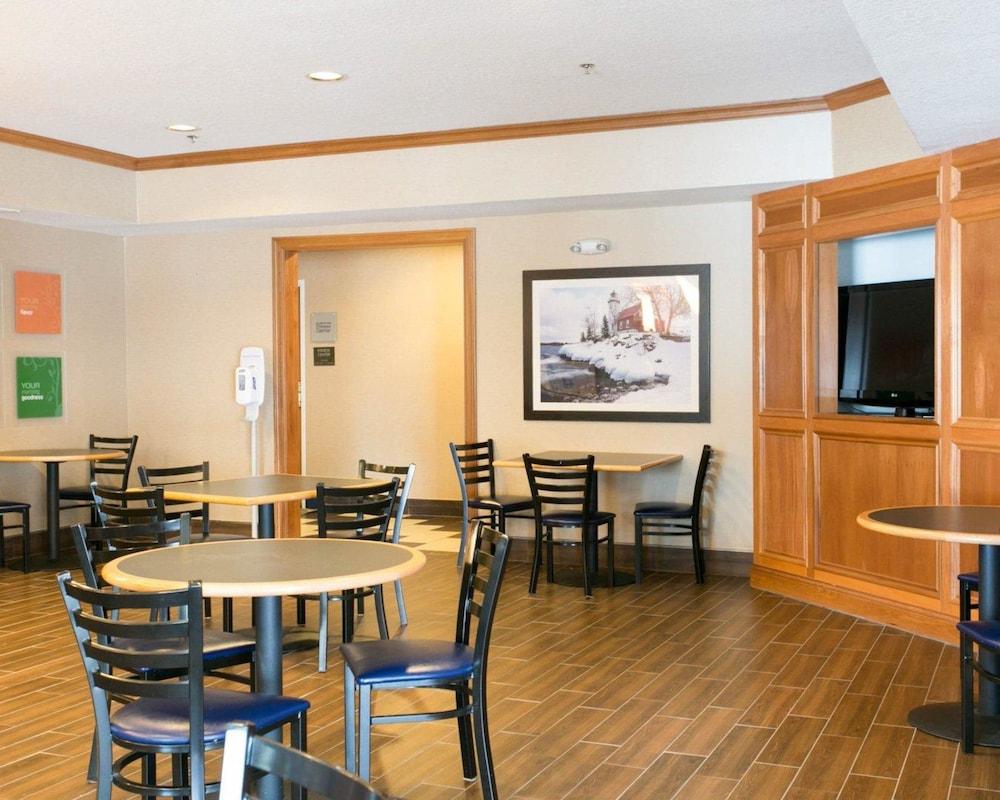 Comfort Suites Benton Harbor - St. Joseph photo 36