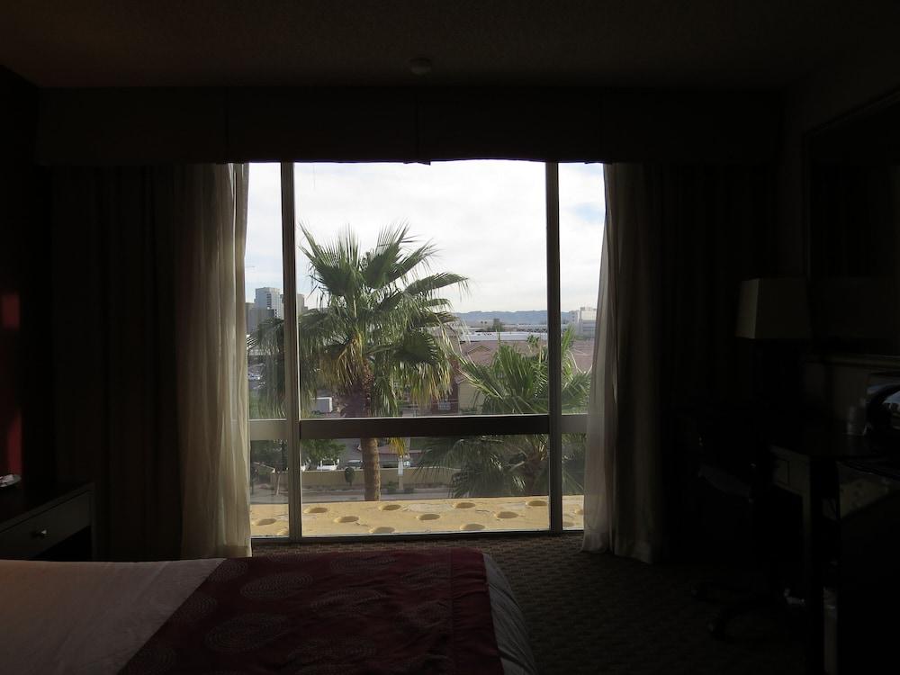 Holiday Inn Express & Suites Phoenix Midtown by IHG photo 5